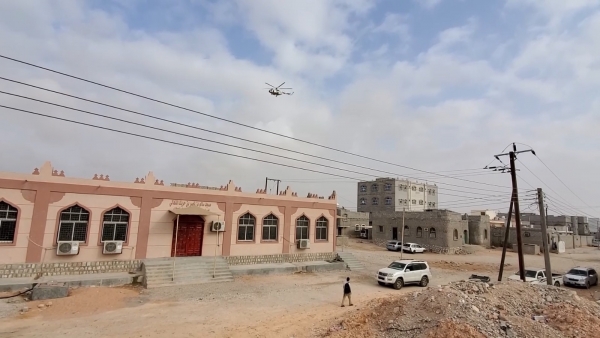 طائرة سعودية تحلق بعلو منخفض فوق أحياء مدينة الغيضة في المهرة