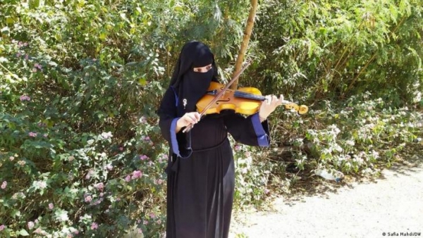 العازفة الموسيقية اليمنية رانيا الشوكاني