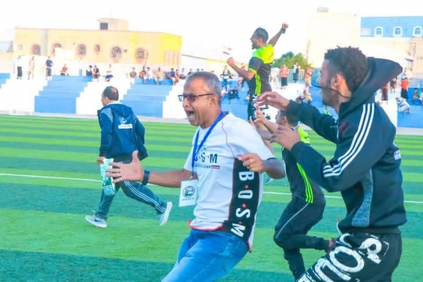 مدرب فحمان أبين محمد البعداني محتفلاً بالتأهل للمباراة النهائية