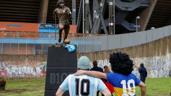 تمثال مارادونا
