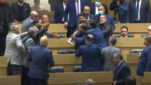 البرلمان الأردني يتحول لساحة قتال عنيف بين النواب
