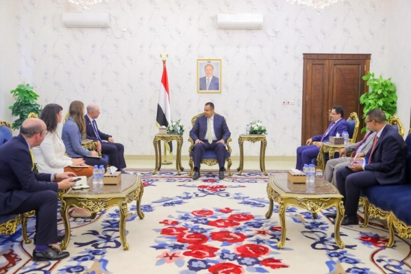عدن.. رئيس الحكومة يبحث مع السفير البريطاني تطورات أزمة اليمن