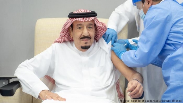 العاهل السعودي أثناء تلقيحه ضد فيروس كورونا - أرشيفية