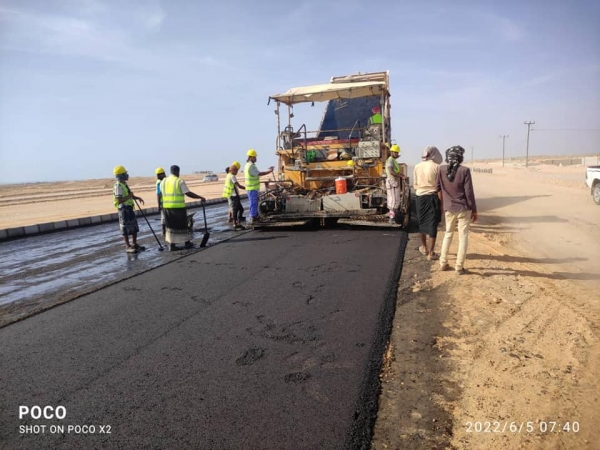 المهرة.. بدء الأعمال في سفلتة طريق "حوف- صرفيت"