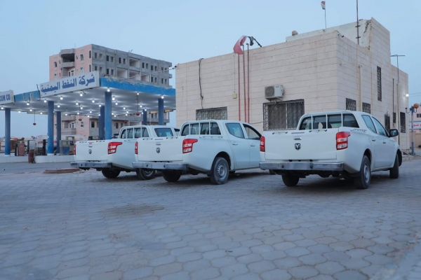 مؤسسة كهرباء المهرة تتسلم ثلاث سيارات نقل دعماً من السلطة المحلية