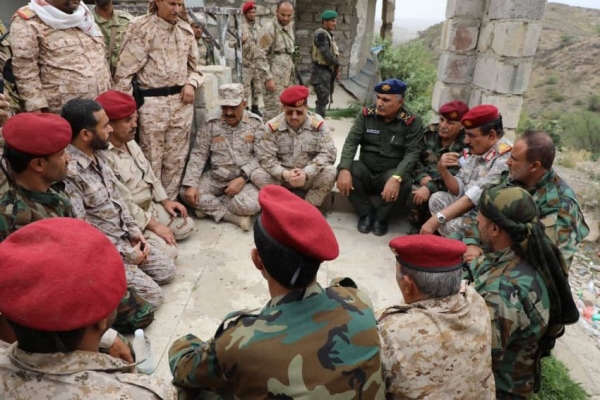 وزير الدفاع يتفقد الوحدات العسكرية المرابطة في جبهات "مريس" والفاخر" بالضالع