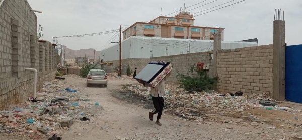 شبوة..مليشيا الإمارات تنهب مكاتب ومنازل قادة عسكريين في عتق وتعبث بها