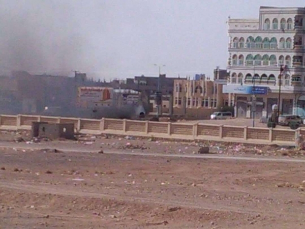تستهدف الإمارات وميليشياتها أحياء ملييئة بالسكان داخل مدينة عتق