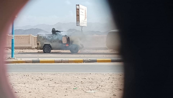 عربة تابعة لمليشيا الإمارات تحترق في شوارع عتق