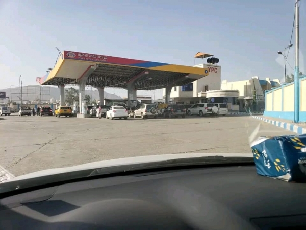 الحكومة تتهم الحوثيين بخلق أزمة وقود بهدف ضخ الكميات المخزنة في السوق السوداء