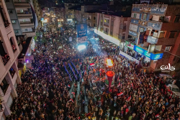 إيقاد شعلة الثورة مساء أمس في مدينة تعز بحضور جماهيري واسع - تصوير خلدون الشرعبي