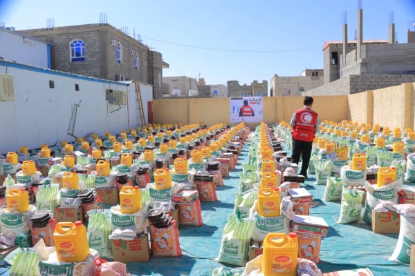 توزيع مساعدات غذائية على ألف أسرة نازحة في مارب