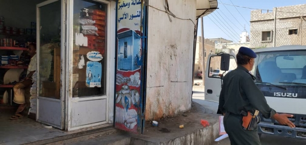 صندوق النظافة بالمهرة يغلق محلات تجارية مخالفة في الغيضة