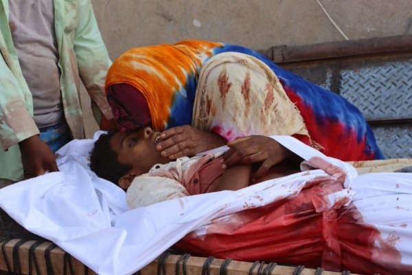 والدة تبكي ولدها الذي قتل بقصف للحوثيين - تويتر