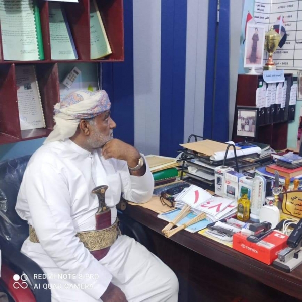 خلال زيارة الشيخ علي سالم الحريزي لمكتبة الجدحي في منزله بقشن