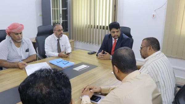رئس جامعة المهرة يناقش مع لجنة شؤون الطلاب متطلبات العام الدراسي الجديد