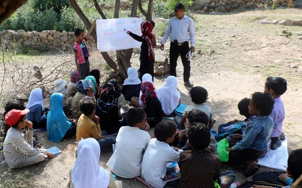 أطفال يدرسون تحت شجرة في ظل الحرب وتهدم المدارس