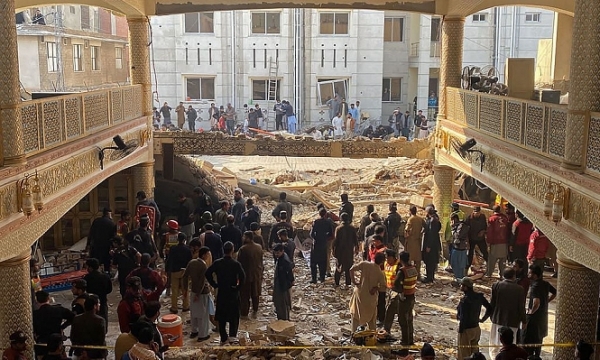 مقتل العشرات في تفجير استهدف مسجدا
