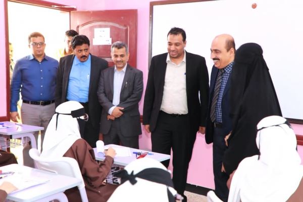 حضرموت..وزير التربية يدشن امتحانات النقل النهائية بمدينة المكلا