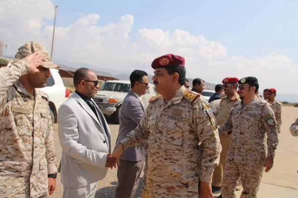 المركز: زيارة وزير الدفاع لسقطرى تهدف إلى تجنيد المئات من شباب الجزيرة