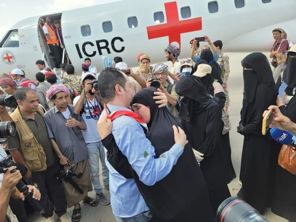الحكومة تتوقع نتائج إيجابية لمشاوراتها مع الحوثيين بشأن الأسرى