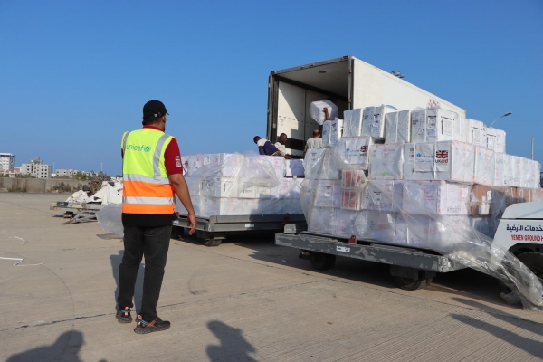 شحنة لقاحات منقذة للحياة تصل مطار عدن