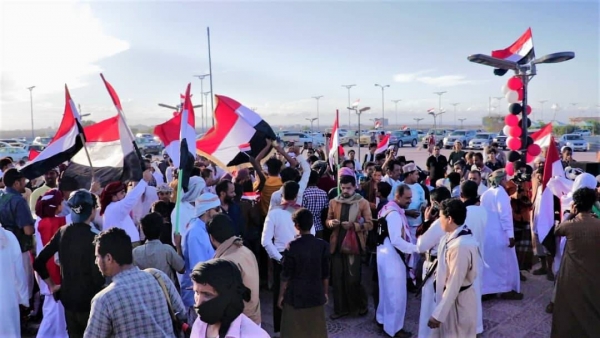 شارك المئات في الاحتفال الشعبي بعيد الوحدة بكورنيش الغيضة