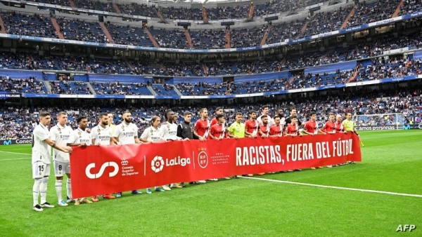 لافتة كتب عليها "العنصريون.. خارج كرة القدم"