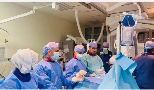 فريق طبي عماني يستخدم تنقية حديثة