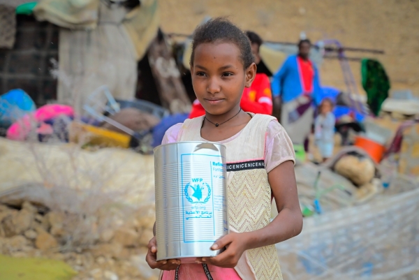 طفلة يمنية نازحة تتسلم مساعدات - أرشيف