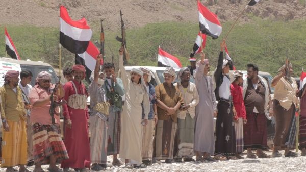 مواطنون في مدينة الغيضة يرفعون العلم الوطني في ذكرى عيد الوحدة الـ 33
