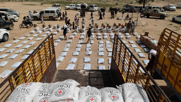 الصليب الأحمر تعلن توزيع سلال غذائية لـ 2000 أسرة في صعدة