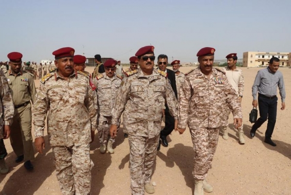 وزير الدفاع يطلع على أوضاع وجاهزية المنطقة العسكرية الثانية بحضرموت
