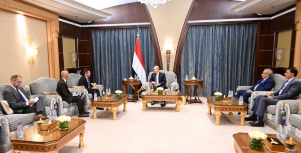 العليمي يدعو لضغط دولي على الحوثيين لدفع الرواتب ووقف الانتهاكات
