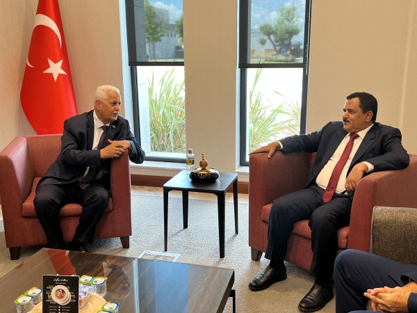 وزير الدفاع يشارك في المعرض الدولي للصناعات الدفاعية في تركيا