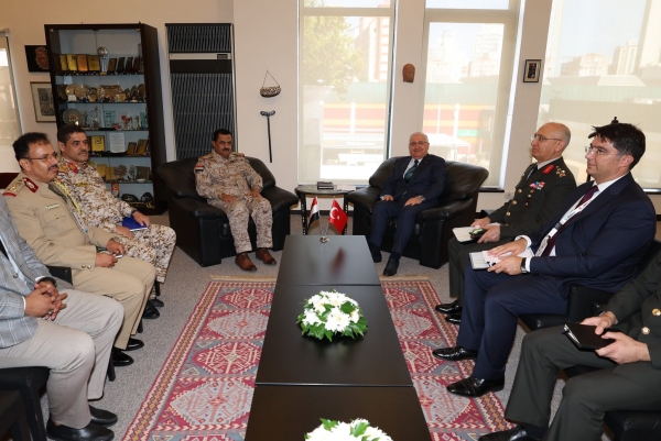 وزير الدفاع يبحث مع نظيره التركي التعاون في التدريب والتأهيل