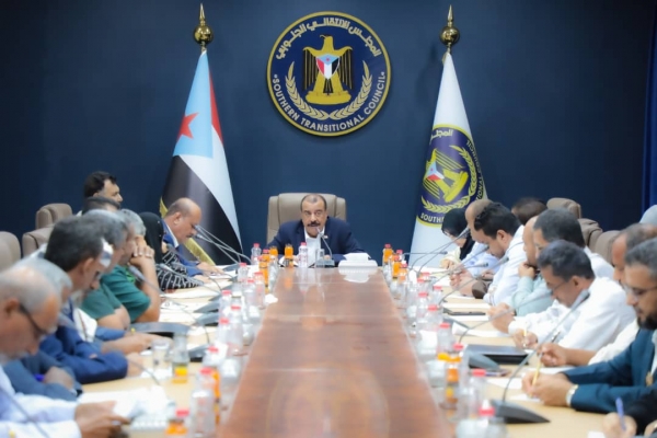 بعد عودة الزبيدي من الإمارات.. الانتقالي يطالب بإقالة الحكومة