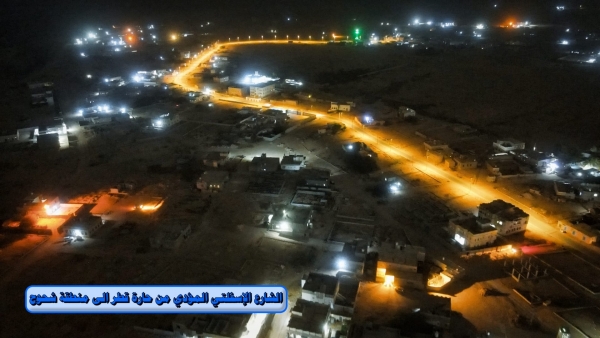 استمرار أعمال مشروع الإنارة بالطاقة الشمسية بمحافظة المهرة