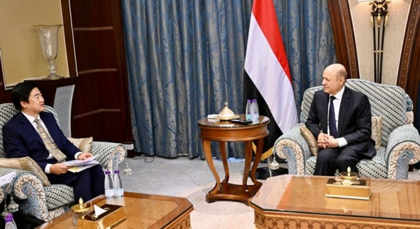 العليمي يلتقي مسؤولاً صينياً ويؤكد الالتزام بنهج السلام الشامل والعادل