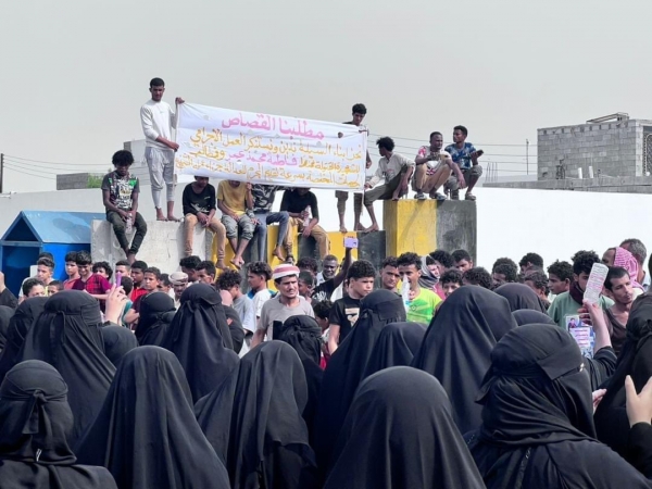 مواطنون يتظاهرون في عدن للمطالبة بالقصاص من قاتل الشابة فاطمة