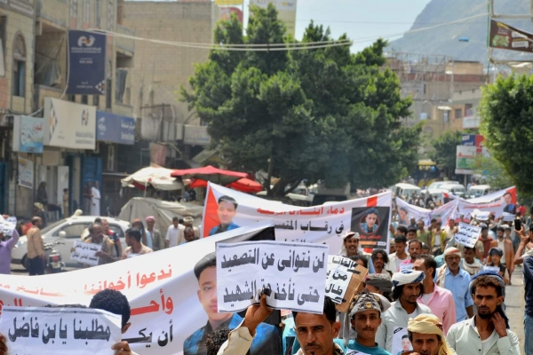 تعز.. مسيرة جماهيرية تطالب بالقبض على متهم بقتل طفل