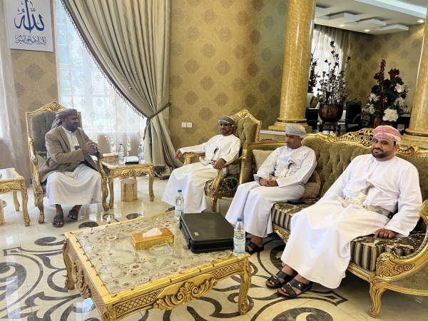 الوفد العماني يغادر صنعاء بعد مباحثات مع الحوثيين