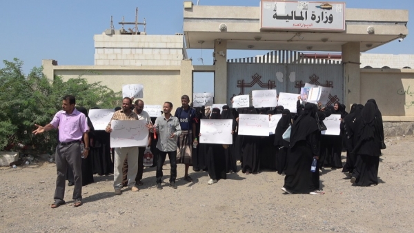 جانب من وقفة احتجاجية لمعلمات أمام مبنى وزارة المالية في عدن