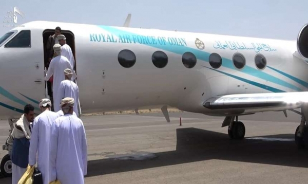 صورة سابقة للوفد العماني خلال مغادرته مطار صنعاء