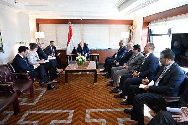 العليمي يبحث مع المبعوث الأمريكي تجديد الهدنة وإحياء عملية السلام