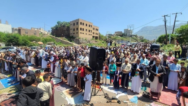 تعز.. مواطنون يؤدون صلاة الجمعة أمام محطة عصيفرة للمطالبة بعودة الكهرباء