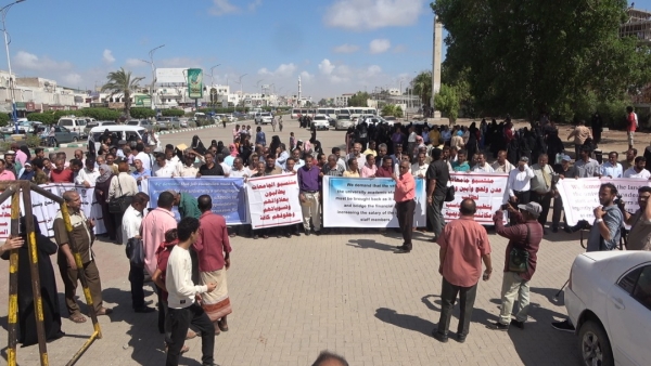 عدن.. منتسبو 4 جامعات حكومية يواصلون احتجاجهم للمطالبة بحقوقهم