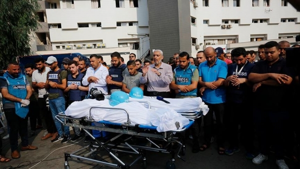 صلاة الجنازة على جثماني اثنين من الصحفيين في غزة