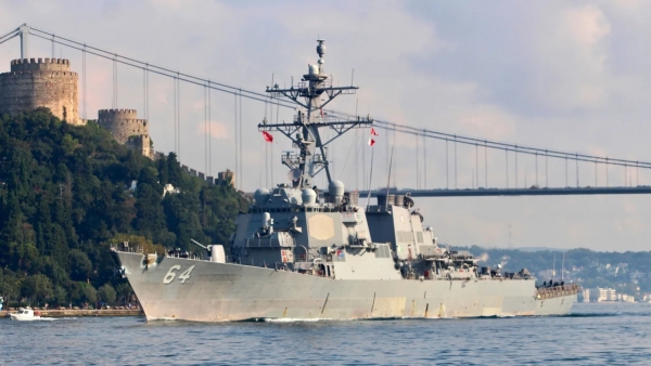 سي إن إن: سفينة حربية تابعة للبحرية الأمريكية اعترضت عدة صواريخ بالقرب من اليمن