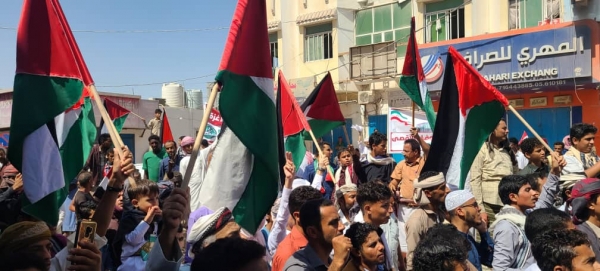 المهرة...مسيرة حاشدة تطالب بمحاكمة قادة الاحتلال الإسرائيلي ورفع الحصار عن غزة
